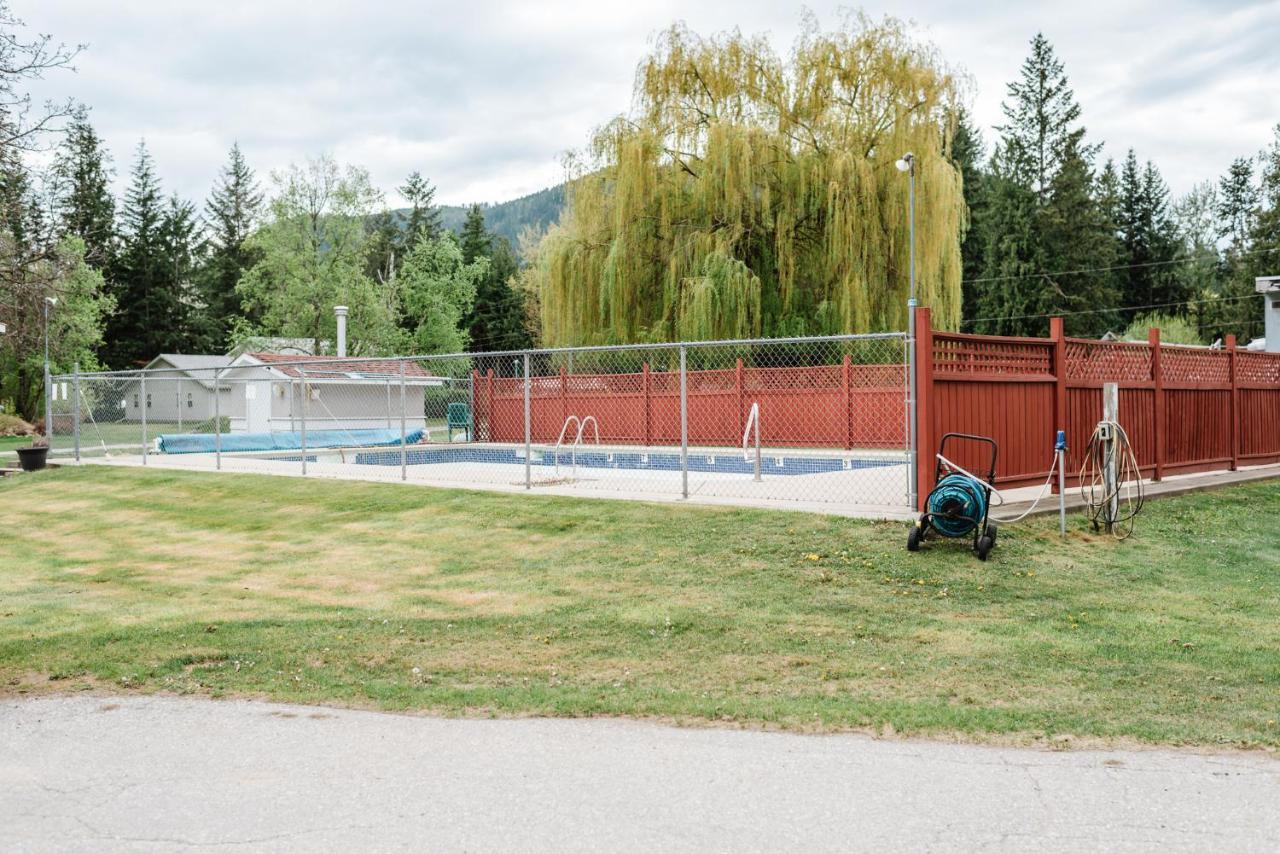 Paradise Motel Sicamous Exterior photo