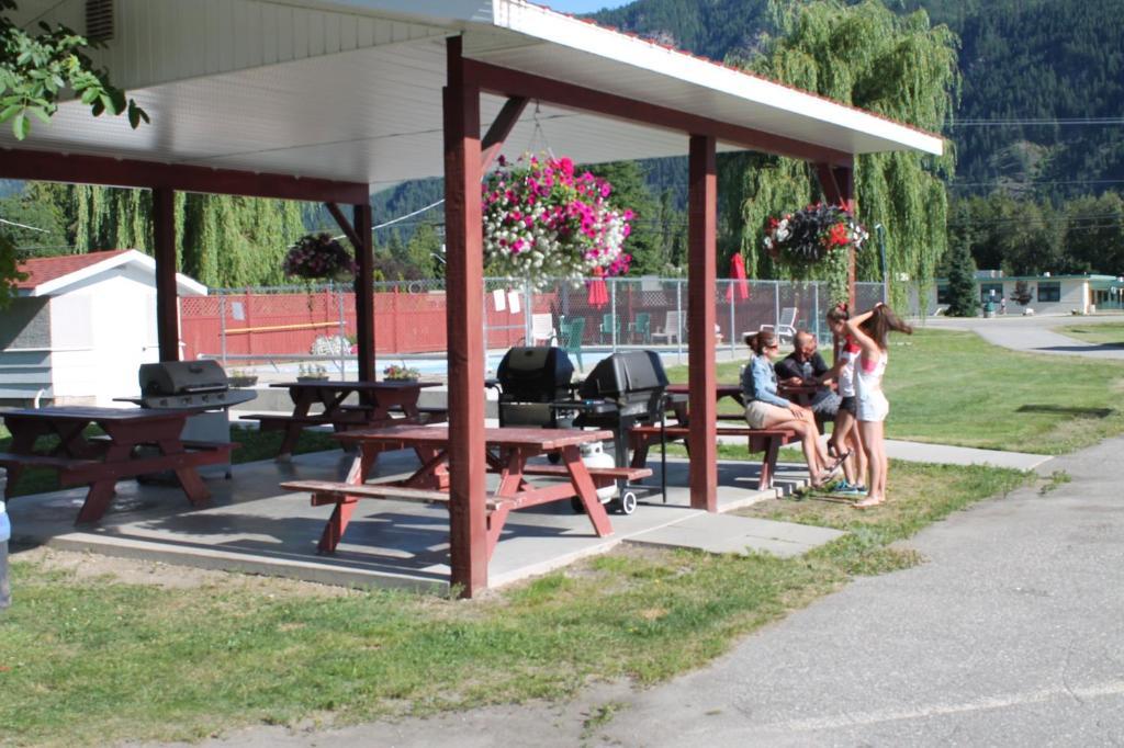 Paradise Motel Sicamous Exterior photo