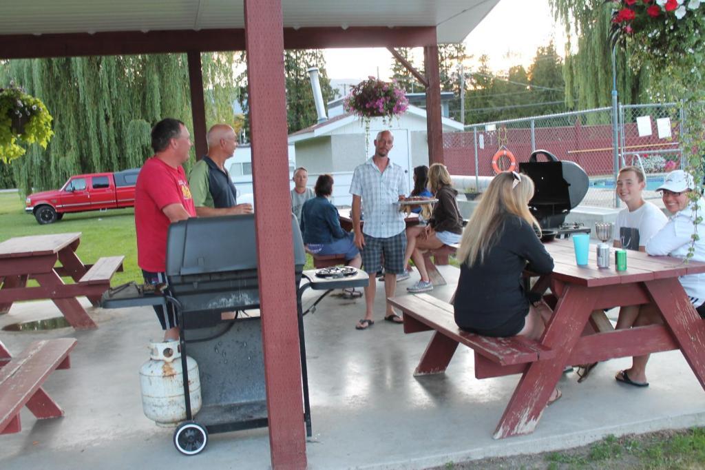 Paradise Motel Sicamous Exterior photo