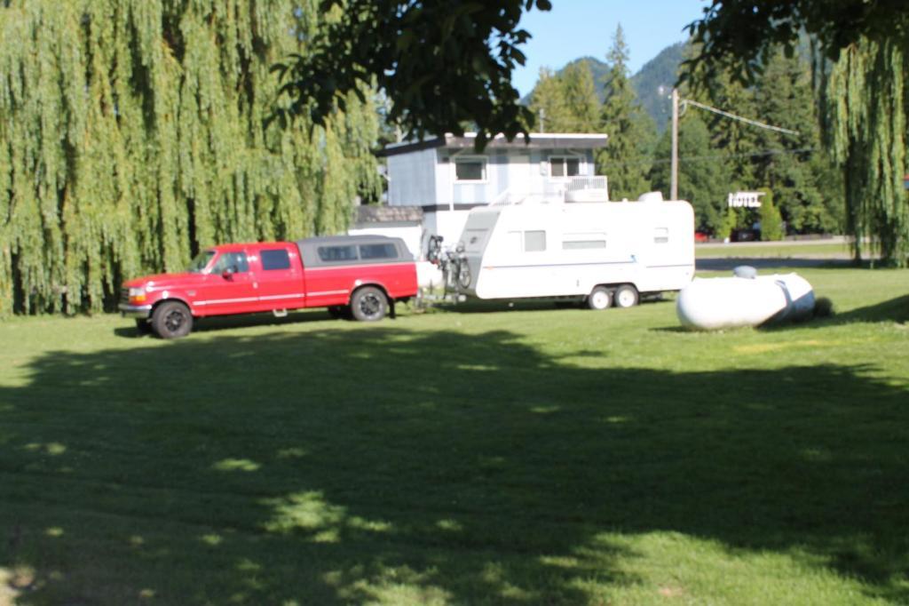 Paradise Motel Sicamous Exterior photo