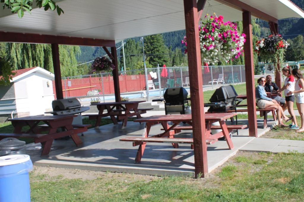 Paradise Motel Sicamous Exterior photo